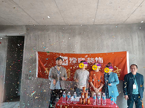 恭祝翠湖賀女士愛家開工大吉??！